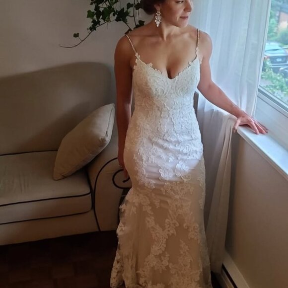Journey by Enzoani Wedding Dress and Veil - Picture 2 of 4